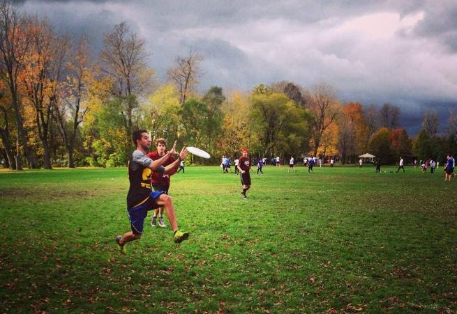 Frisbee players